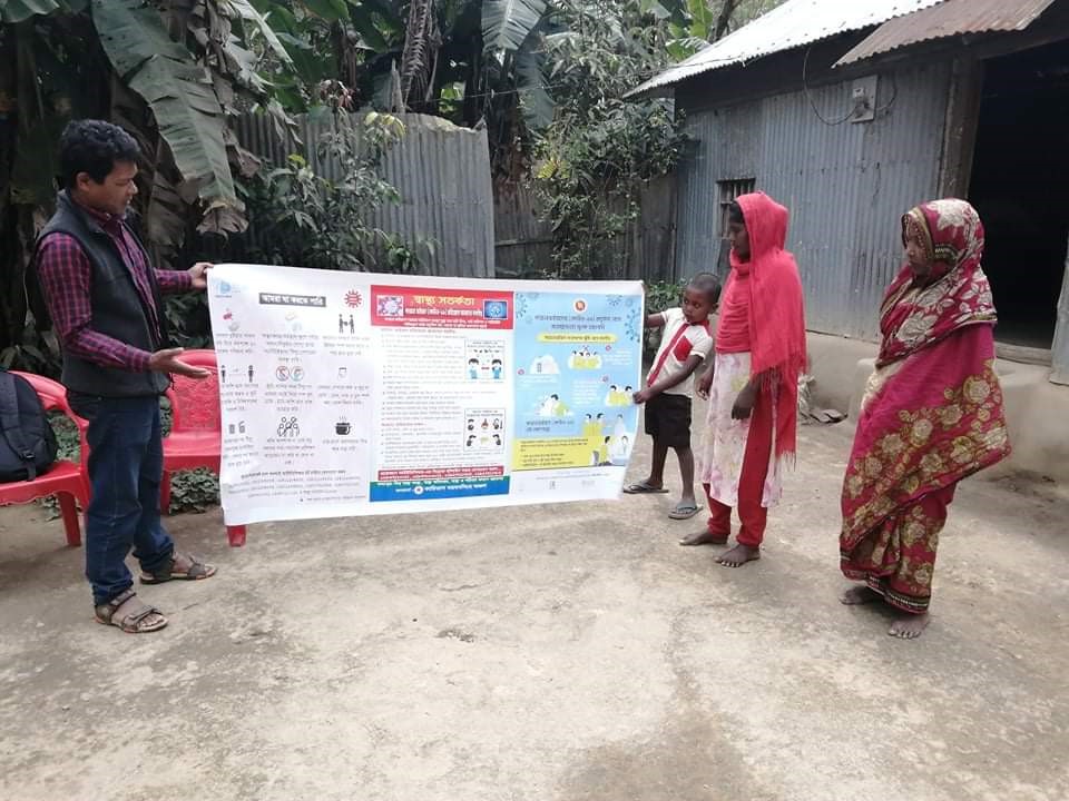 På bildet: Informasjonsformidling om Covid-19 på landsbygda i Bangladesh. 