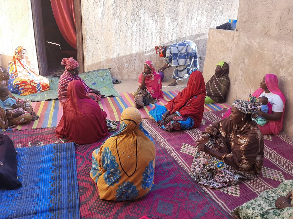 På bildet: Spare- og lånegrupper møtes i mindre grupper i Mali.